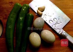 凉拌青椒皮蛋的做法图解1