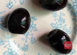 凉拌青椒皮蛋的做法图解2