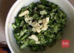 凉拌青椒皮蛋的做法图解4