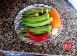 秋葵炒香肠的做法图解1