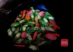 秋葵炒香肠的做法图解3