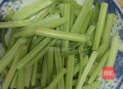 虾仁炒芹菜的做法图解2