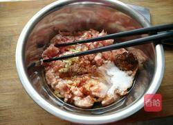 香菇猪肉胡萝卜饺子的做法图解1