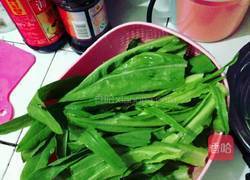 香菇肉丁油麦菜的做法图解1