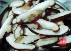 香菇肉丁油麦菜的做法图解3