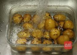 蒜泥酱香小土豆的做法图解1