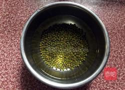 莲藕绿豆排骨汤的做法图解2