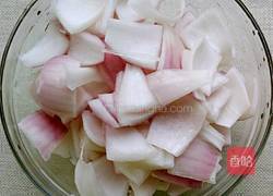 洋葱炒香肠的做法图解1