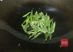 青椒火腿肠炒鸡蛋的做法图解4