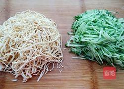 黄瓜拌千张的做法图解1