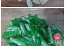 辣椒炒油渣的做法图解3