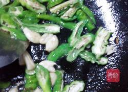 辣椒炒油渣的做法图解8