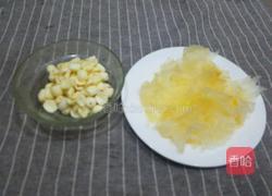 银耳百合莲子汤的做法图解3