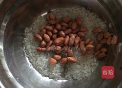 大米花生粥的做法图解1
