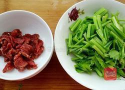 芹菜牛肉的做法图解1