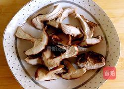 香菇炖小排骨的做法图解1