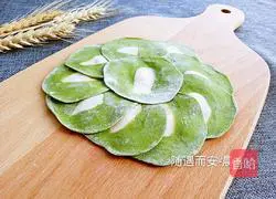Illustration of how to make cabbage dumpling wrappers 12