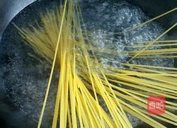 奶油蘑菇意面的做法图解2