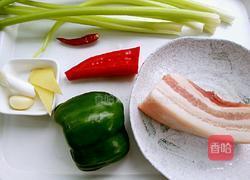 芹菜炒五花肉的做法图解1