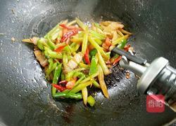 芹菜炒五花肉的做法图解12
