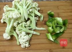 青椒炒菜花的做法图解2