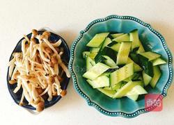 黄瓜炒海鲜菇的做法图解2