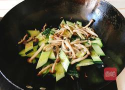黄瓜炒海鲜菇的做法图解5