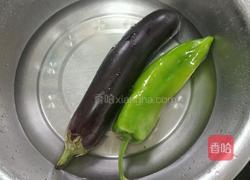 青椒焖茄子的做法图解1
