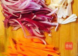 胡萝卜炒洋葱的做法图解1