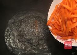 胡萝卜炒洋葱的做法图解2