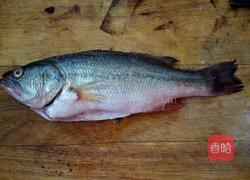 豆瓣酱烧鲈鱼的做法图解1