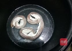 青橄榄炖猪粉肠的做法图解1