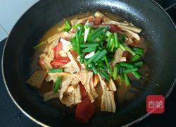 西红柿炒豆腐皮的做法图解7