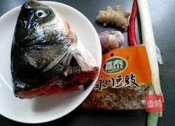 豉汁蒸鱼头的做法图解1