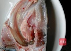 豉汁蒸鱼头的做法图解2