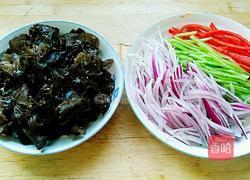 凉拌洋葱木耳的做法图解2
