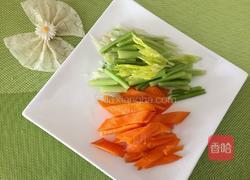 芹菜胡萝卜炒鸡蛋的做法图解2