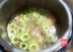 苦瓜猪骨汤的做法图解4