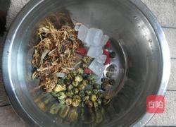 金银花菊花茶的做法图解1