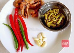 泡椒肥肠的做法图解1