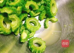 苦瓜炒虾仁的做法图解7