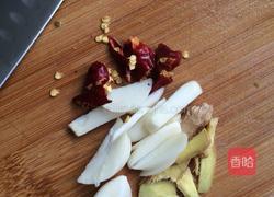 木耳炒芹菜的做法图解1