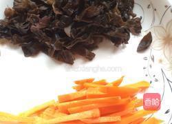 木耳炒芹菜的做法图解3