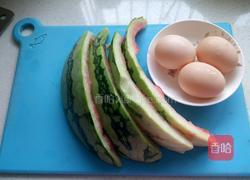 西瓜皮炒蛋的做法图解1