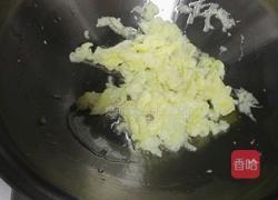 鸡蛋火腿肠炒饭的做法图解3