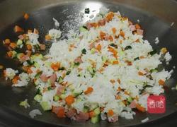 鸡蛋火腿肠炒饭的做法图解6