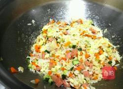 鸡蛋火腿肠炒饭的做法图解7