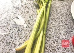 肉片炒西芹的做法图解1