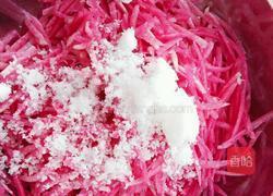 凉拌红心萝卜的做法图解2