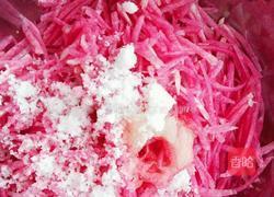 凉拌红心萝卜的做法图解3